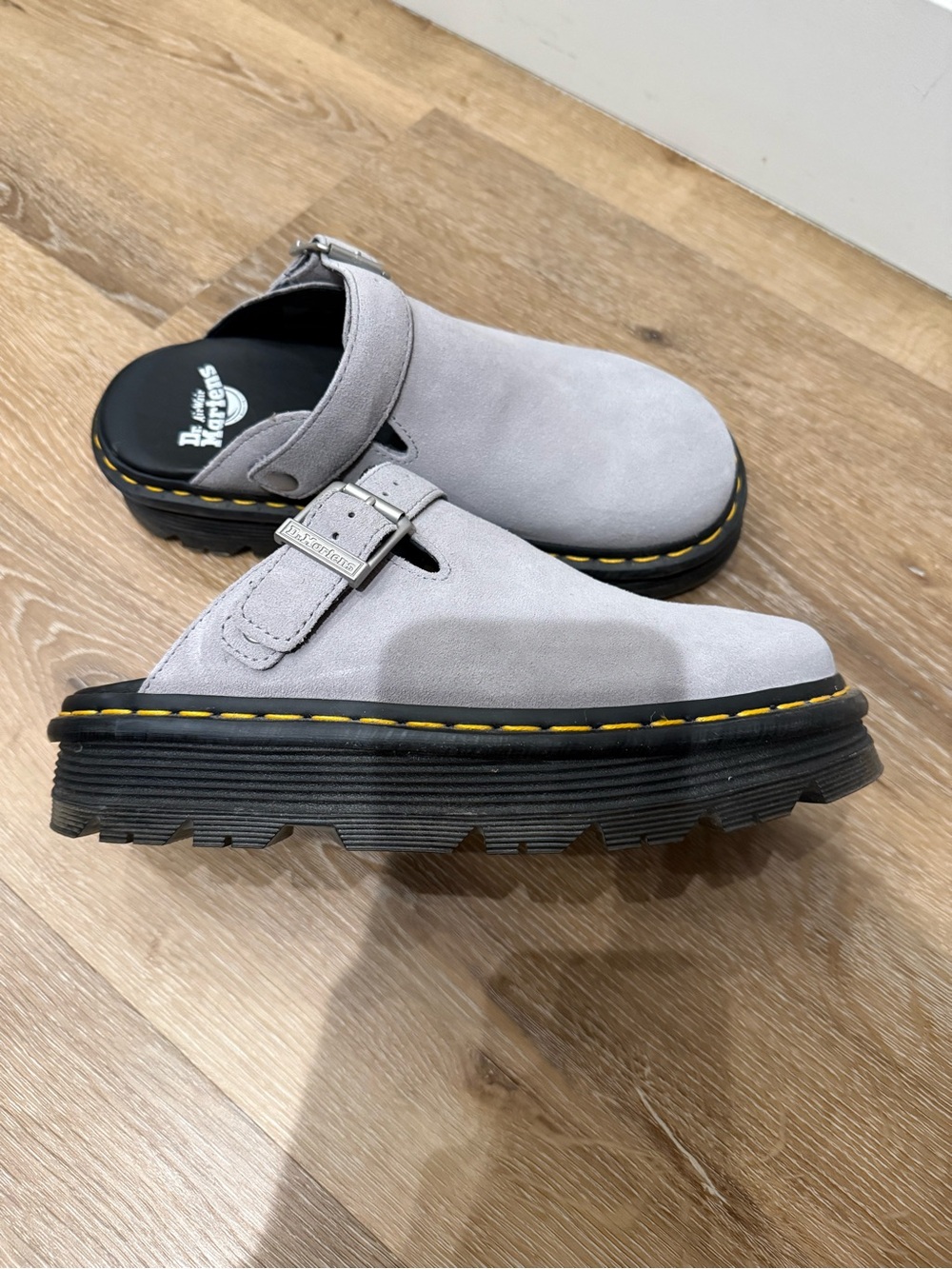 Dr. Martens ZEBZAG SUEDE
CASUAL SLINGBACK PLATFORM MULES